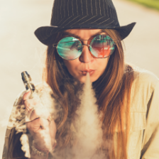 E-liquides et genre : existe-t-il des parfums plus “féminins” que d’autres ?